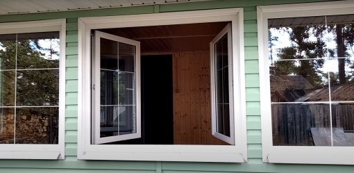 Установка двухстворчатых окон в загородный дом